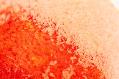 Kırmızı yağlı boya ile boyanmış granadilla kabuğu kurutulur