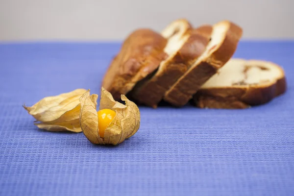 Physalis peruviana fruit and bread slices — Stock Photo, Image