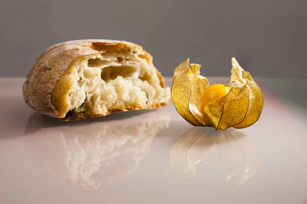 Pane con olive e frutta Physalis peruviana — Foto Stock