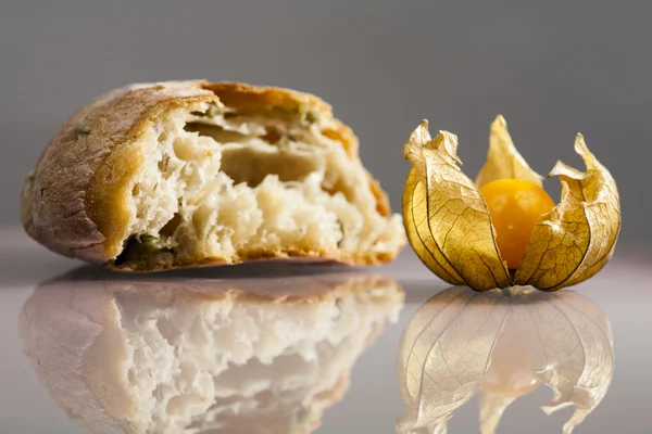 Bröd med oliver och physalis hjärtglykosider frukt — Stockfoto