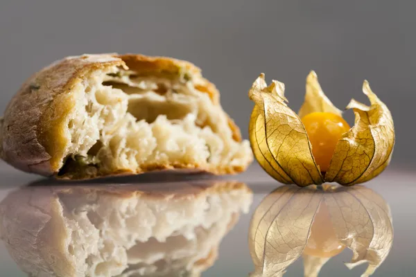 Bröd med oliver och physalis hjärtglykosider frukt — Stockfoto