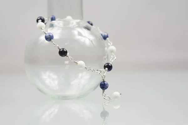 Lapis lazuli, jade és sodalite drágakövek és ezüst karkötő — Stock Fotó