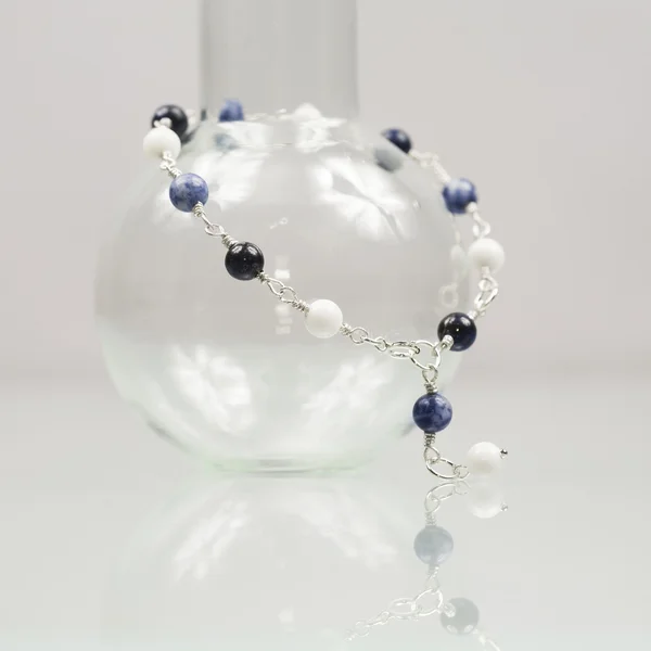 Bracelet en argent avec lapis lazuli, jade et pierres précieuses de sodalite — Photo