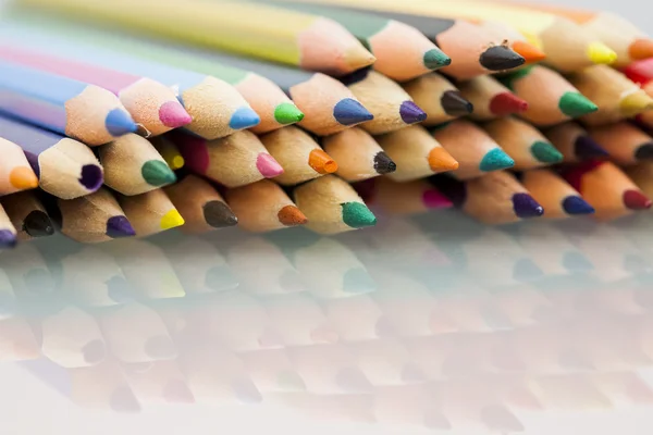 Grupul de creioane colorate ascuțite — Fotografie, imagine de stoc