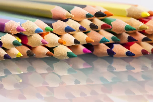 Группа острых цветных карандашей — стоковое фото