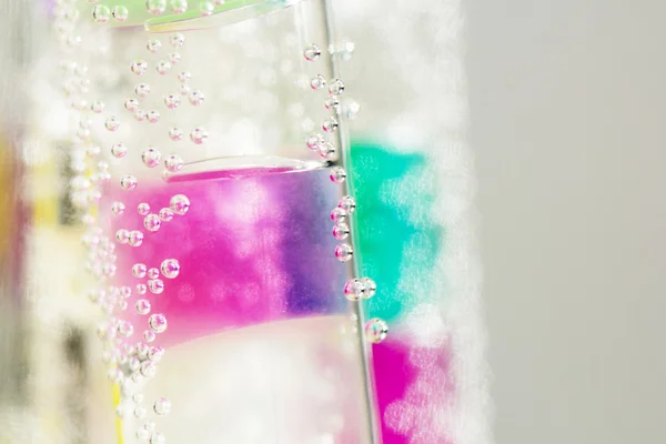Podvodní trubky s barevnými želé kuličky uvnitř a bubliny — Stock fotografie