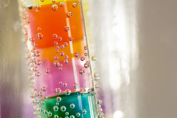 Tubos submarinos con coloridas bolas de gelatina en el interior y burbujas — Foto de Stock