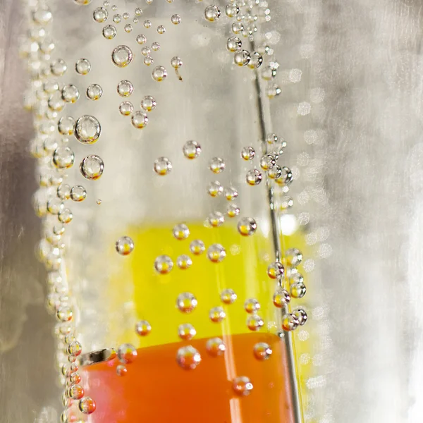 Onderwater buizen met kleurrijke gelei ballen binnen en bubbels — Stockfoto