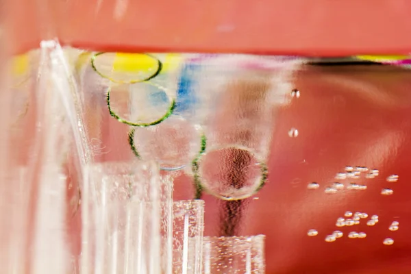 Tubos submarinos con coloridas bolas de gelatina en el interior y burbujas —  Fotos de Stock