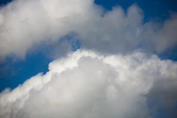Fluffy, white and grey clouds and blue sky — Stock Photo, Image