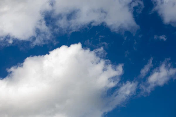 Nuvens fofas, brancas e cinzentas e céu azul — Fotografia de Stock