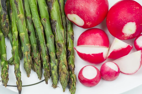 Fresh red radishes and grilled asparagus — Stock Photo, Image