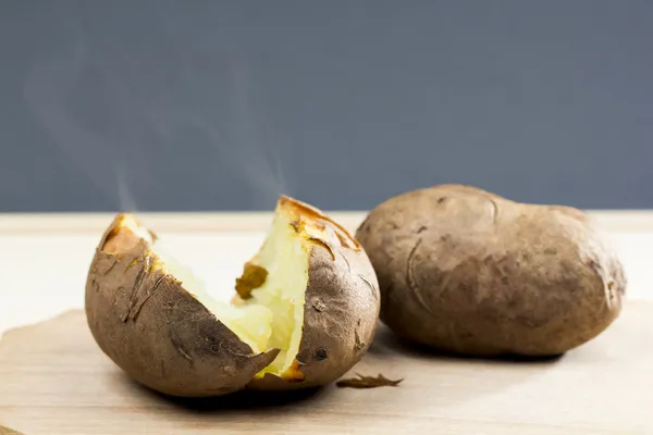 Batatas assadas com casca — Fotografia de Stock