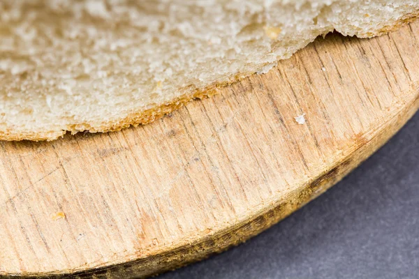 Pão e placa de corte de cozinha de madeira — Fotografia de Stock