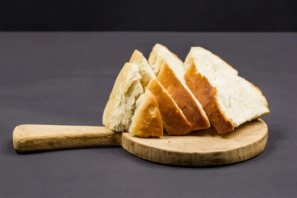 Доска для резки и ломтики хлеба — стоковое фото
