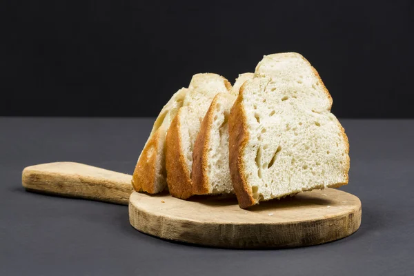 Skärbräda och skivor bröd — Stockfoto