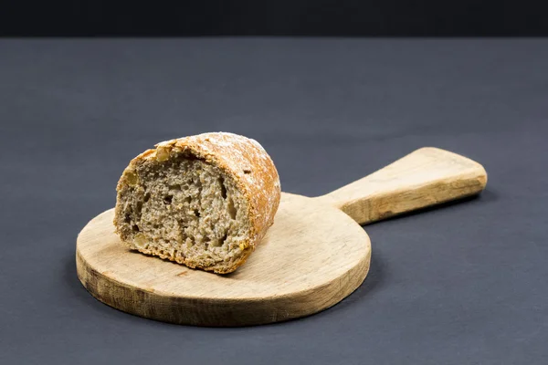 Placa de corte de cozinha e pão orgânico — Fotografia de Stock