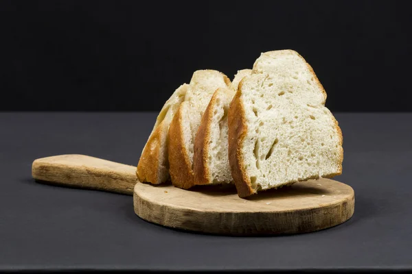 Tabla de cortar y rebanadas de pan —  Fotos de Stock