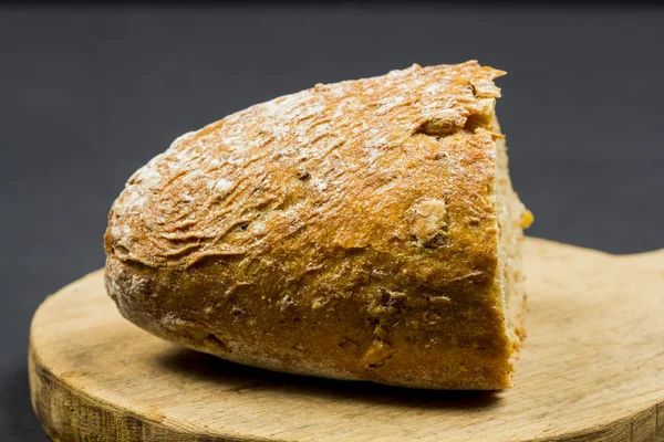 Dapur memotong papan dan roti organik — Stok Foto