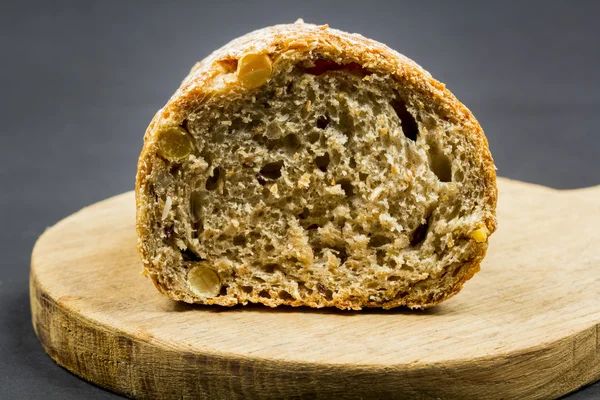 Placa de corte de cozinha e pão orgânico — Fotografia de Stock