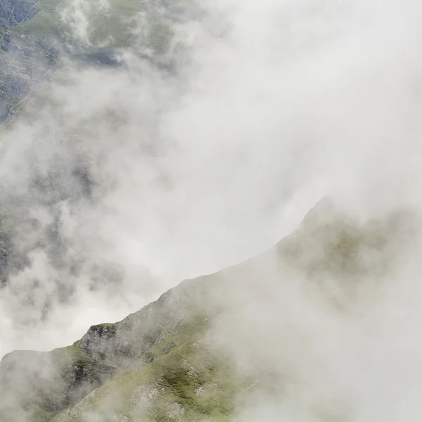 Deel van de zuidelijke Karpaten in Roemenië in een zeer mistige dag — Stockfoto