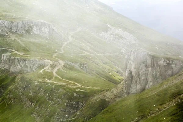 Parte dei Carpazi del Sud in Romania in una giornata molto nebbiosa — Foto Stock