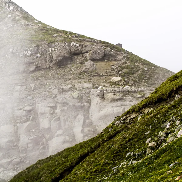 Deel van de zuidelijke Karpaten in Roemenië in een zeer mistige dag — Stockfoto