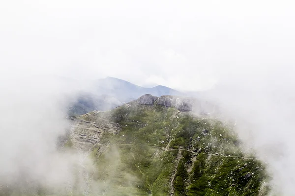 Del av södra Karpaterna i Rumänien i en mycket dimmig dag — Stockfoto