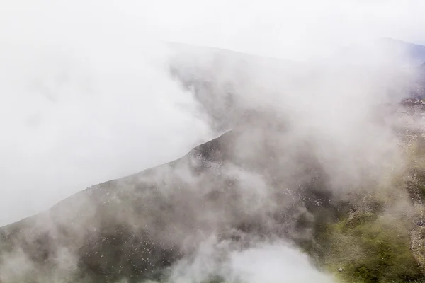 Parte dei Carpazi del Sud in Romania in una giornata molto nebbiosa — Foto Stock