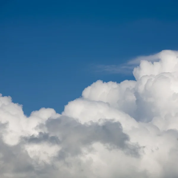 Nuvens fofas brancas e cinzentas e céu azul — Fotografia de Stock