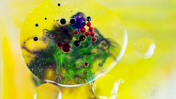 Kleurrijke samenstelling met olie, water en inkt — Stockfoto