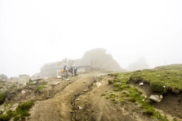 Dużych wysokościach górskie chaty i pogodzie stacji przy najwyższym szczytem gór bucegi — Zdjęcie stockowe