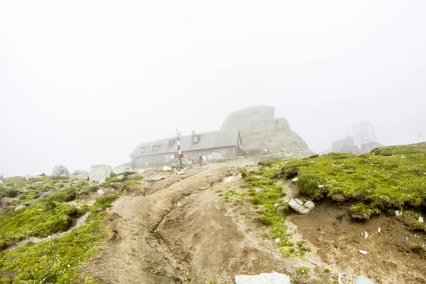 高海拔山区小屋和天气车站旁左支山最高的山峰 — 图库照片