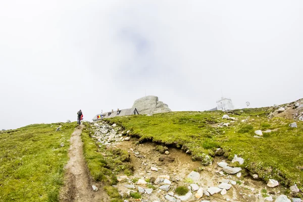 高海拔山区小屋和天气车站旁左支山最高的山峰 — 图库照片