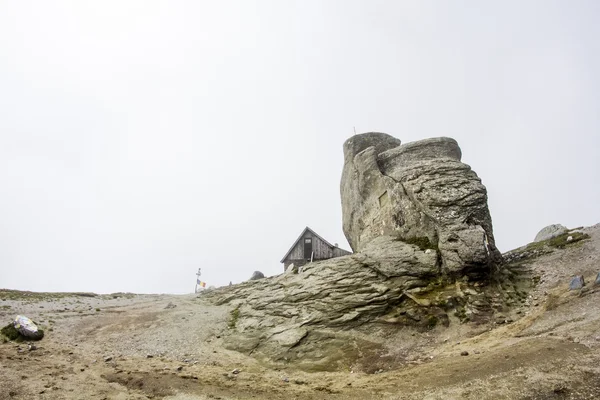 High altitude mountain hut, next to the highest peak of Bucegi mountains — Stock Photo, Image