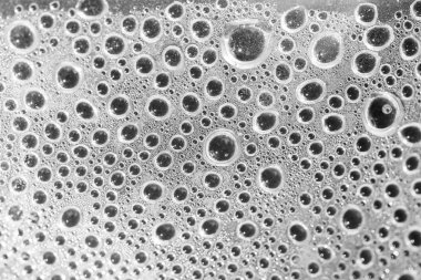 şeffaf plastik yüzeyde su damlaları