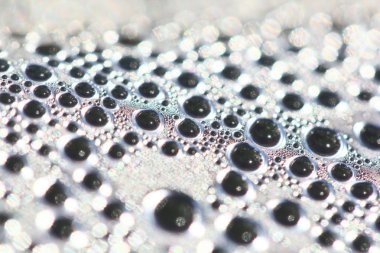 şeffaf plastik yüzeyde su damlaları