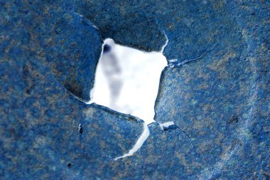 Metalik dokusu ile pas ve arka plan için bir delik