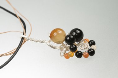 akik ve oniks değerli taşlar ve deri dantel kolye