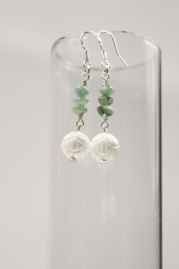 yontucu mercan ile gümüş küpe