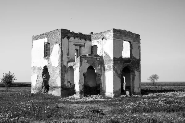 Black and white ruined house — Stock Photo, Image