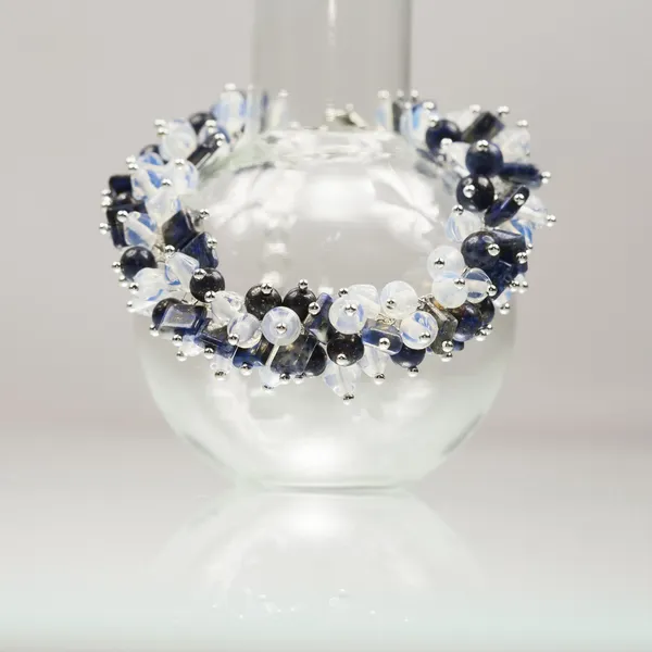 Bracelet en argent avec lapis lazuli et pierres précieuses opales — Photo