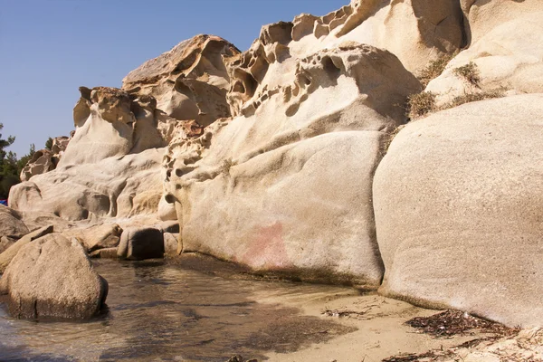 Tekstura skały, czysta woda i błękitne niebo — Zdjęcie stockowe