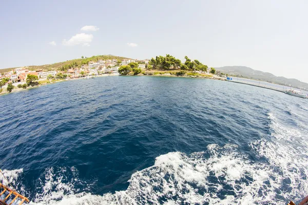 Grecki krajobraz z morza i ośrodek wypoczynkowy — Zdjęcie stockowe