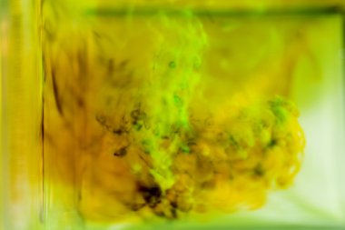 yağ, su ve mürekkep renkli kompozisyonu