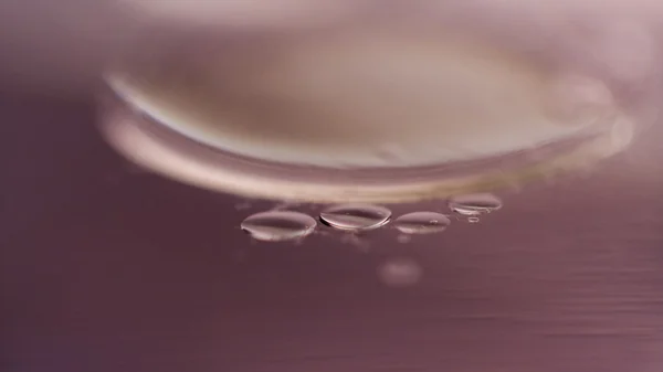 Composición de gotas de aceite en una superficie de agua —  Fotos de Stock