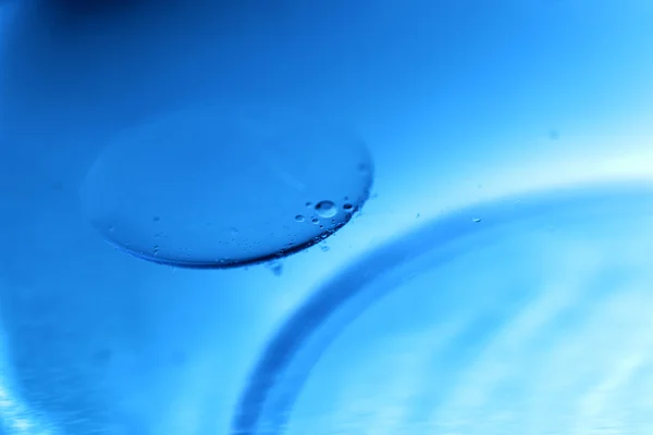 Composición de gotas de aceite en una superficie de agua —  Fotos de Stock