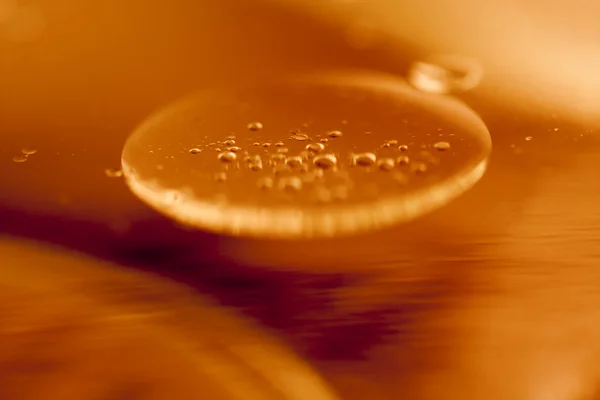 Composición de gotas de aceite en una superficie de agua — Foto de Stock