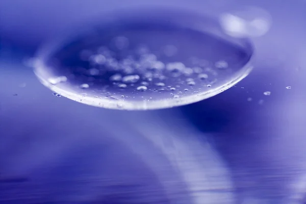 Zusammensetzung von Öltropfen auf einer Wasseroberfläche — Stockfoto