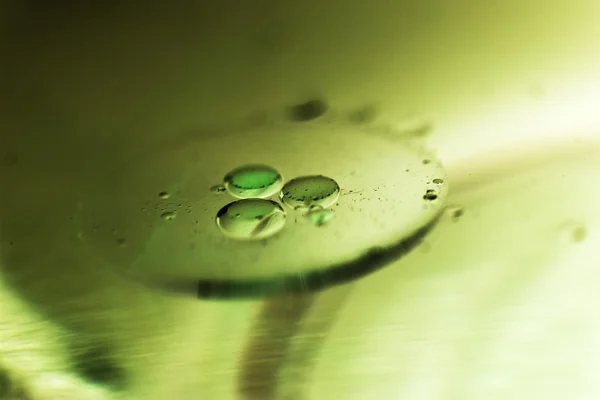 Composición de gotas de aceite en una superficie de agua — Foto de Stock